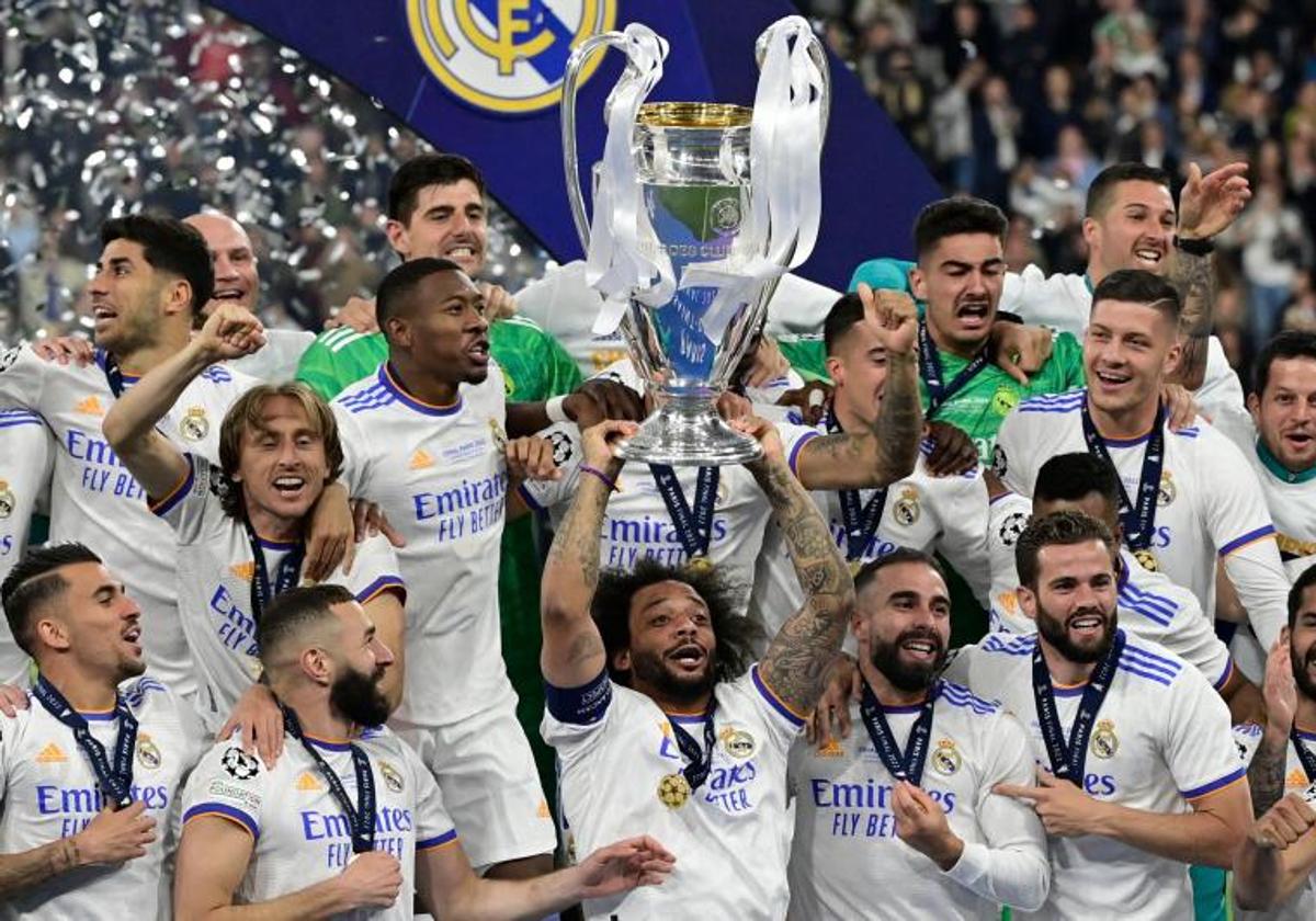 Marcelo, levantando la Champions de 2022 con el Real Madrid