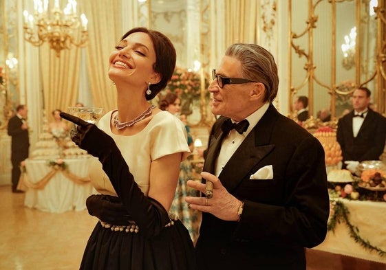 Angelina Jolie como María Callas y Haluk Bilginer en la piel del magnate Aristóteles Onassis en el filme de Pablo Larraín.