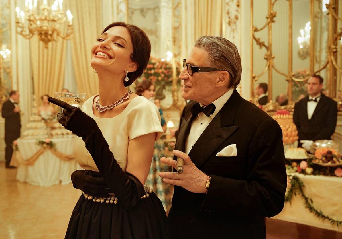 Angelina Jolie como María Callas y Haluk Bilginer en la piel del magnate Aristóteles Onassis en el filme de Pablo Larraín.