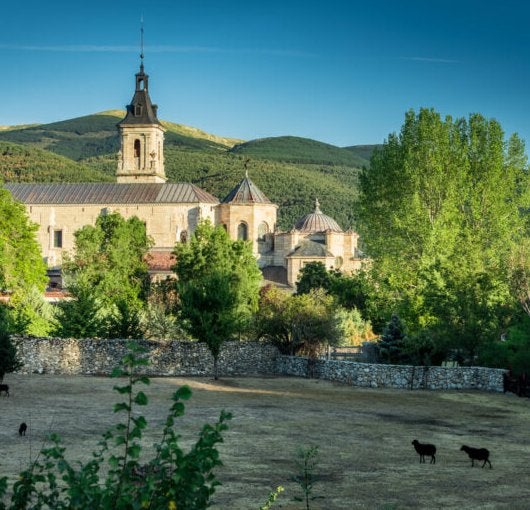 Este es el pueblo cerca de Madrid donde mejor se come: tiene un monasterio gótico y un bosque increíble