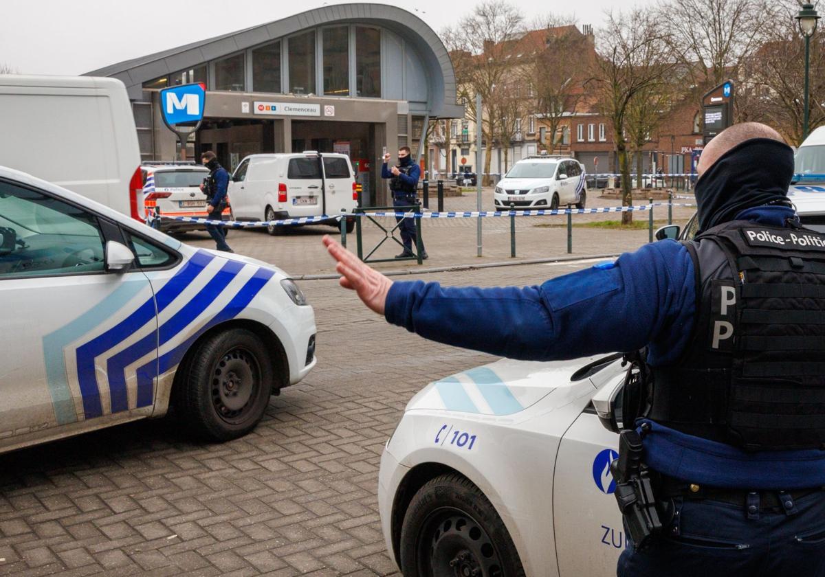 Agentes de policía belgas aseguran la zona fuera de la estación de metro de Clemenceau después de un tiroteo en Bruselas (Bélgica).