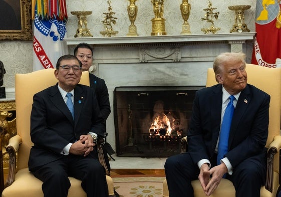 Donald Trump, en el Despacho Oval con el primer ministro japonés, Shigeru Ishiba.