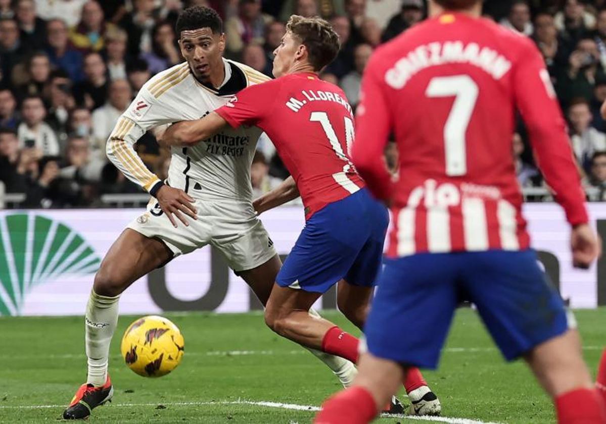 Bellingham tussles with Llorente during last season's Madrid derby at the Bernabéu.