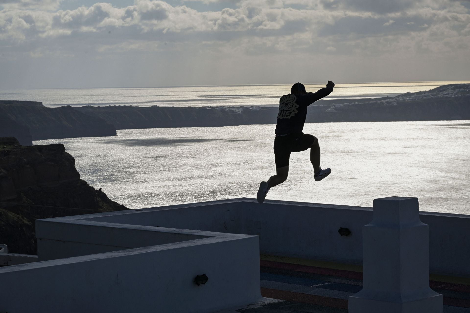 Un joven practica parkour en la localidad de Fira aprovechando las calles desiertas.