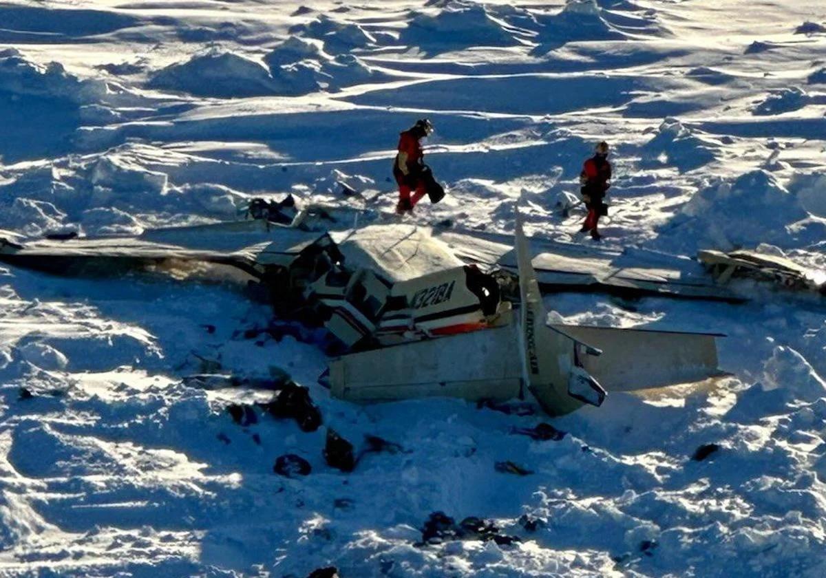 La avioneta quedó completamente destrozada.