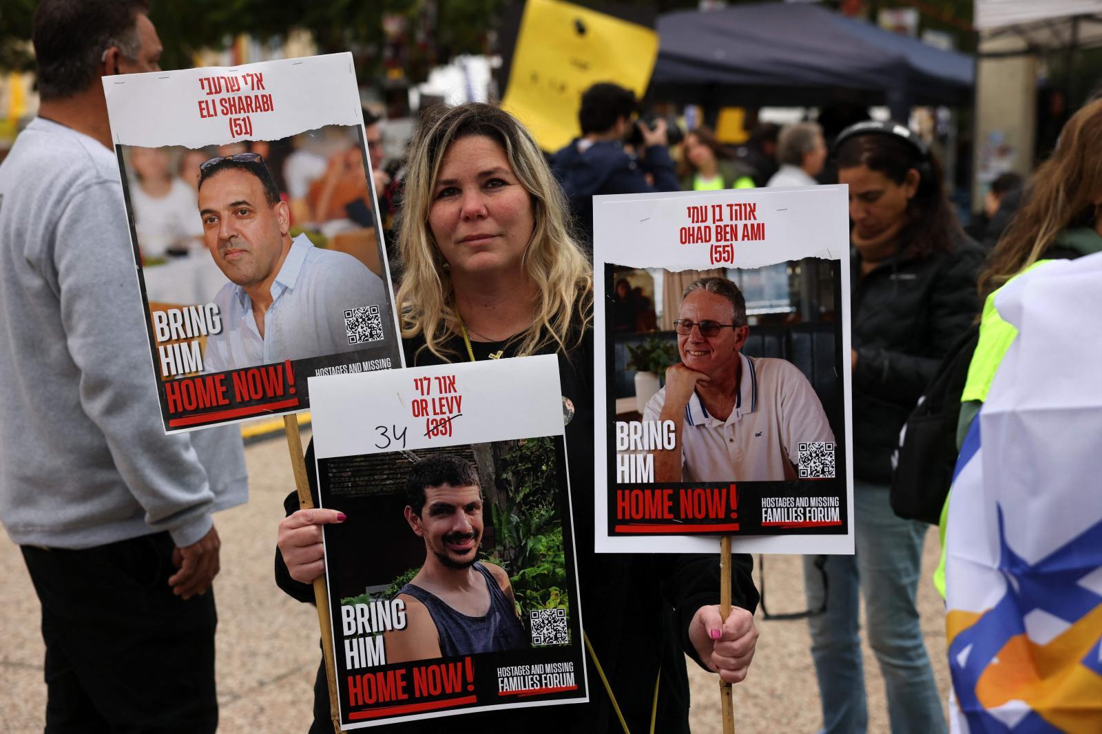 Familiares de rehenes manifiestan su alegría por la liberación de los últimos cautivos con sus retratos en las calles.