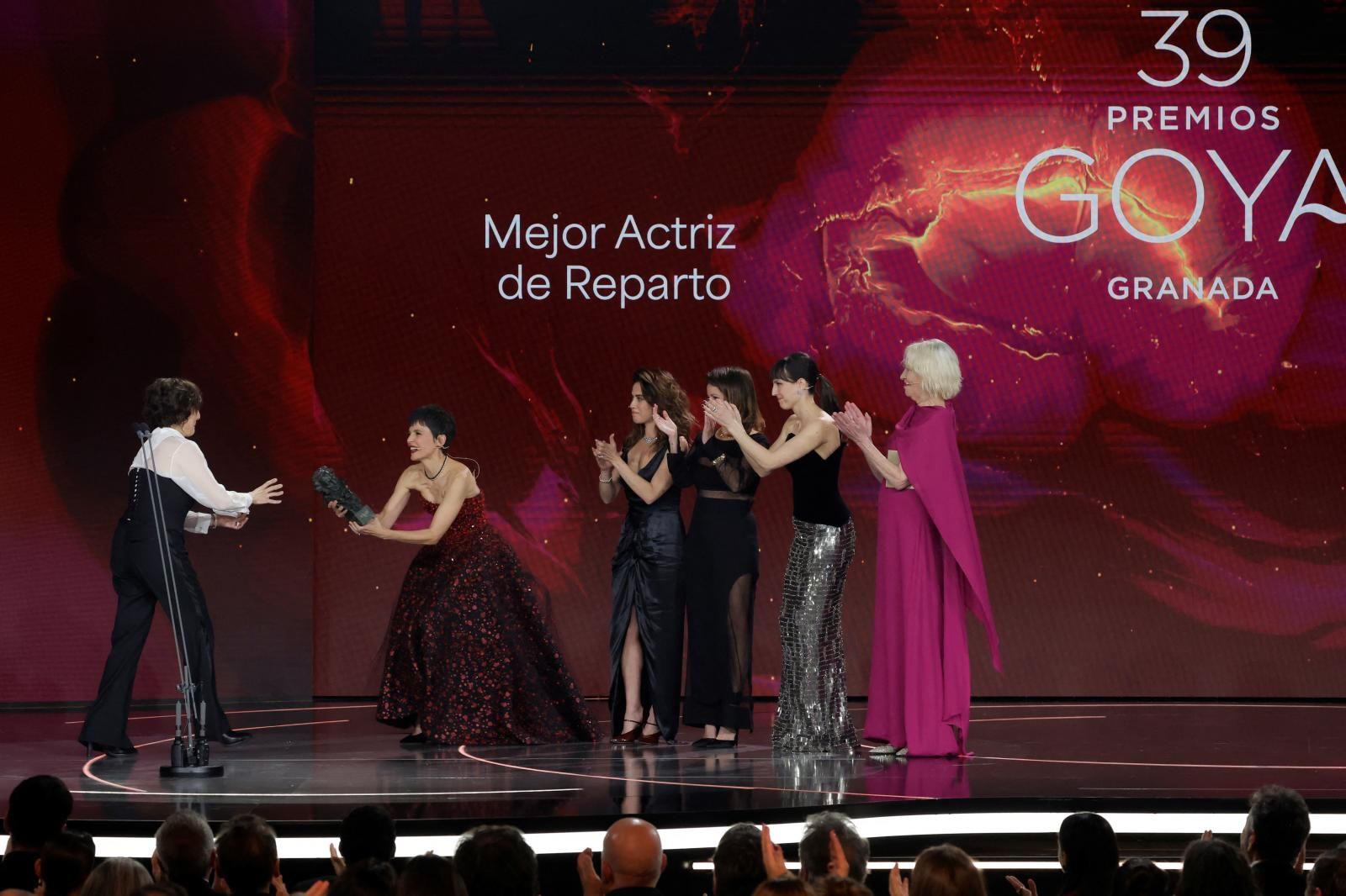 Natalia de Molina, Susi Sánchez, Elena Anaya, María León y Eva Llorach entregan a Clara Segura el premio a la mejor actriz de reparto por 'El 47'.