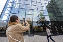 Llegan los primeros curiosos al Palacio de Congresos de Granada.