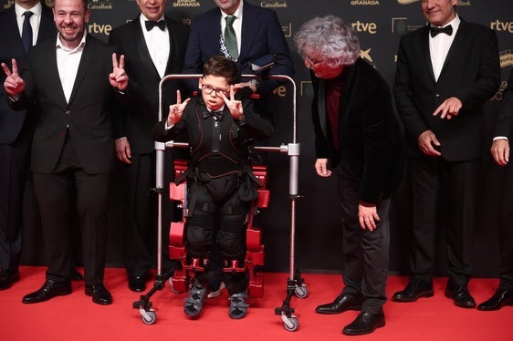 Jorge junto al equipo de Buffalo Kids posa en la alfombra roja de la 39º edición de los Premios Goya