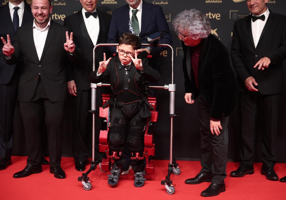 Jorge junto al equipo de Buffalo Kids posa en la alfombra roja de la 39º edición de los Premios Goya