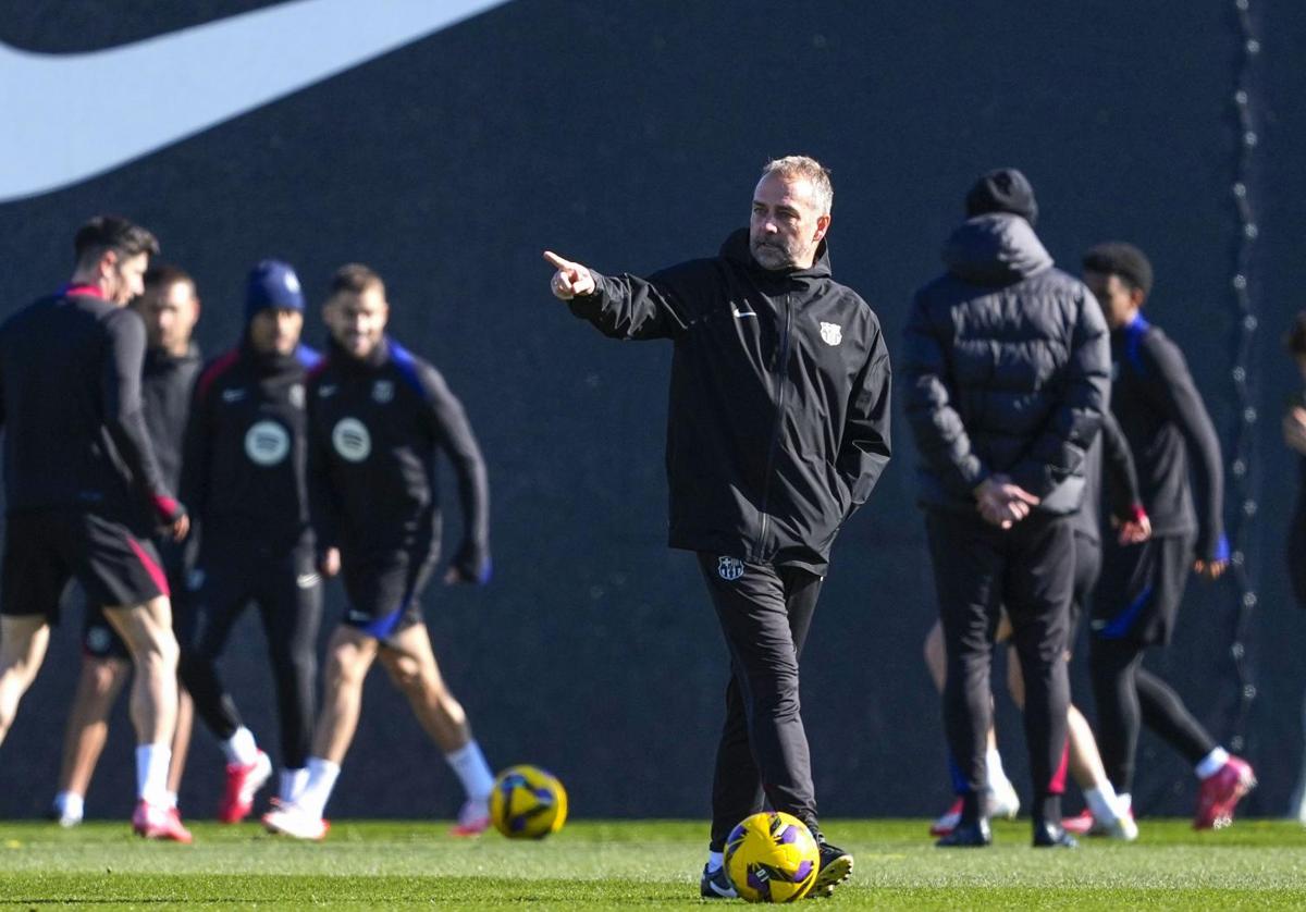 Hansi Flick dirige un entrenamiento del Barça previo a la visita al Sevilla.