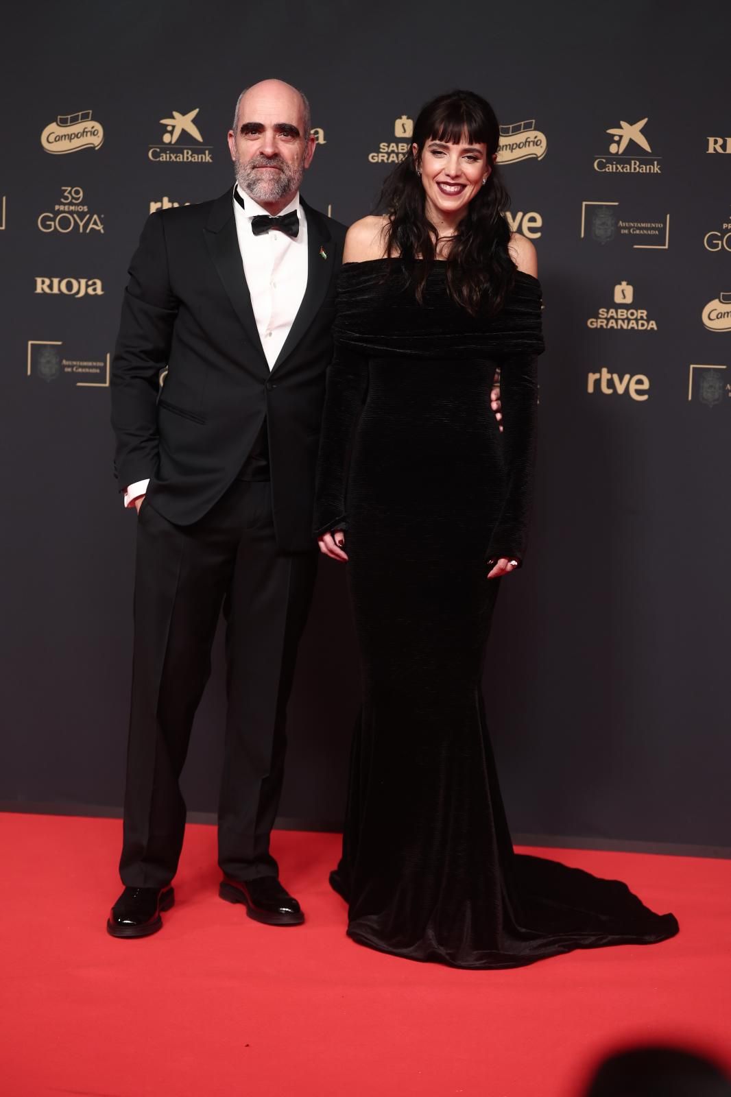 Luis Tosar, de Armani, y Luisa Mayol, del estadounidense Michael Costello, uno de los favoritos de Paula Echevarría. Cartier ha puesto la guinda a los estilismos de la pareja.