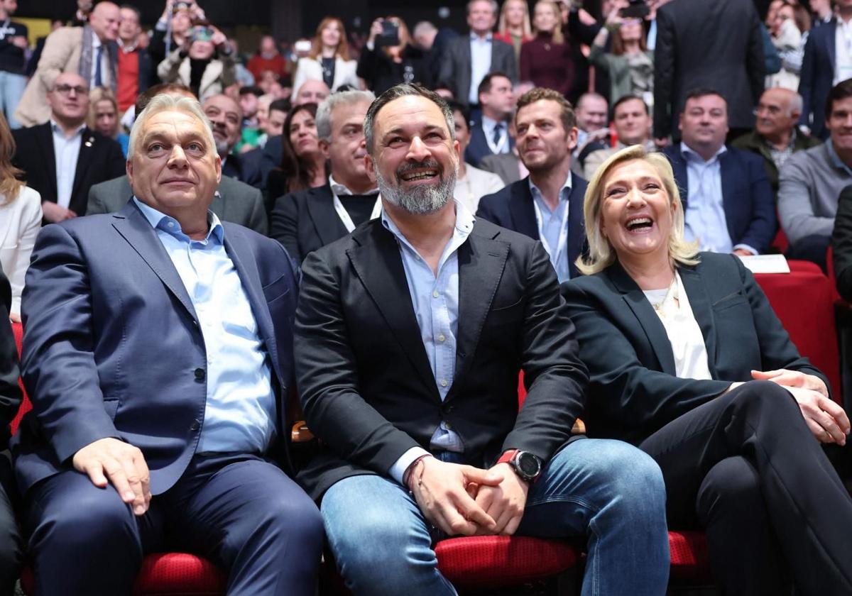 Viktor Orban, Santiago Abascal y Marine Le Pen durante el acto de Patriotas en Madrid.