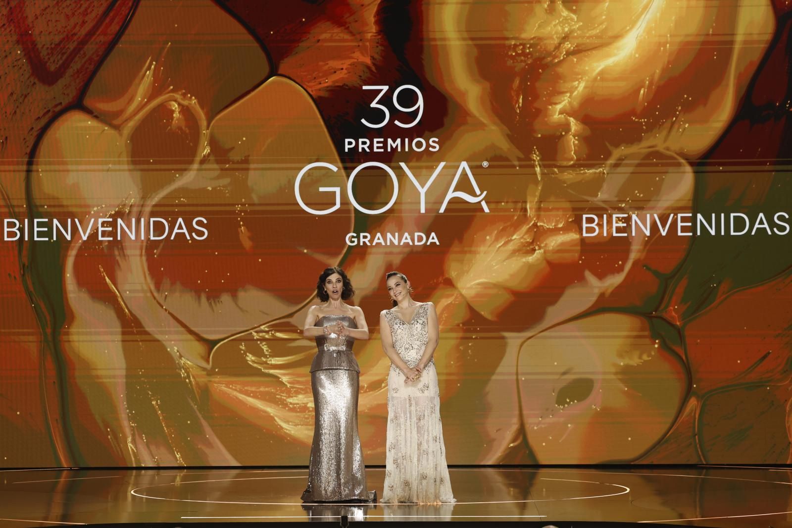 Maribel Verdú y Leonor Watling, como presentadoras de la ceremonia, han dado comienzo a la fiesta del cine español. La gala de la 39 edición de los Premios Goya de la Academia de Cine se celebra en el Palacio de Congresos y Exposiciones de Granada.