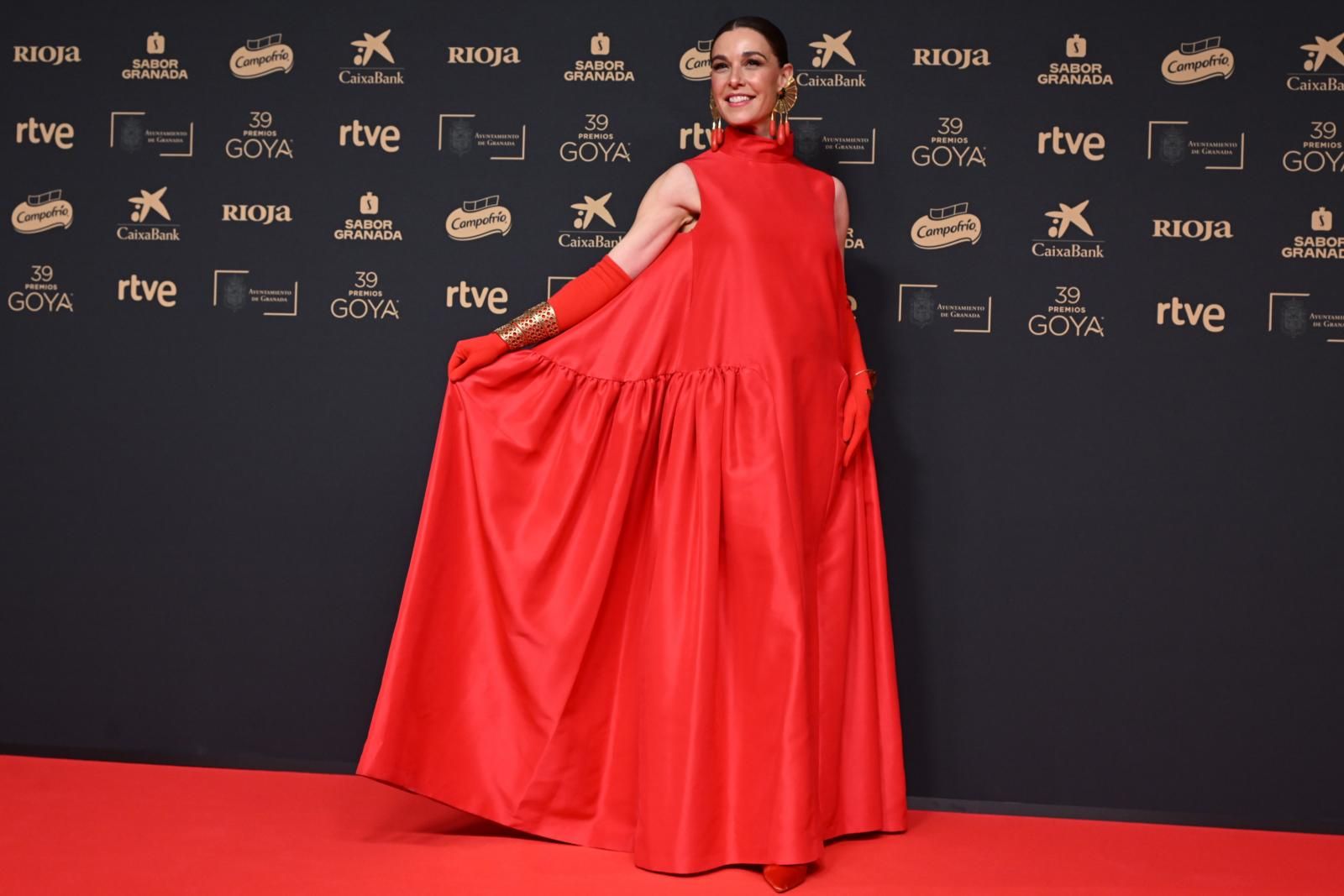 La presentadora Raquel Sánchez Silva con un total 'look' rojo.