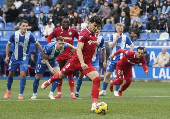 El Getafe encadena su tercera victoria a domicilio y deja al Alavés en descenso