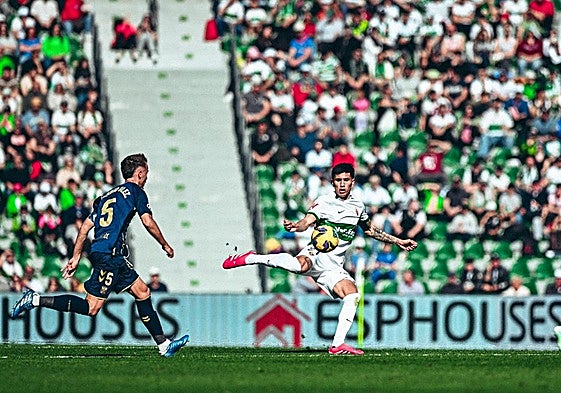 El Elche se afianza en la zona noble y deja al Tenerife contra las cuerdas