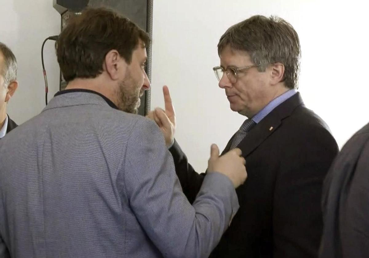 Carles Puigdemont y Toni Comín durante unas jornadas de trabajo de Junts en Waterloo (Bélgica).