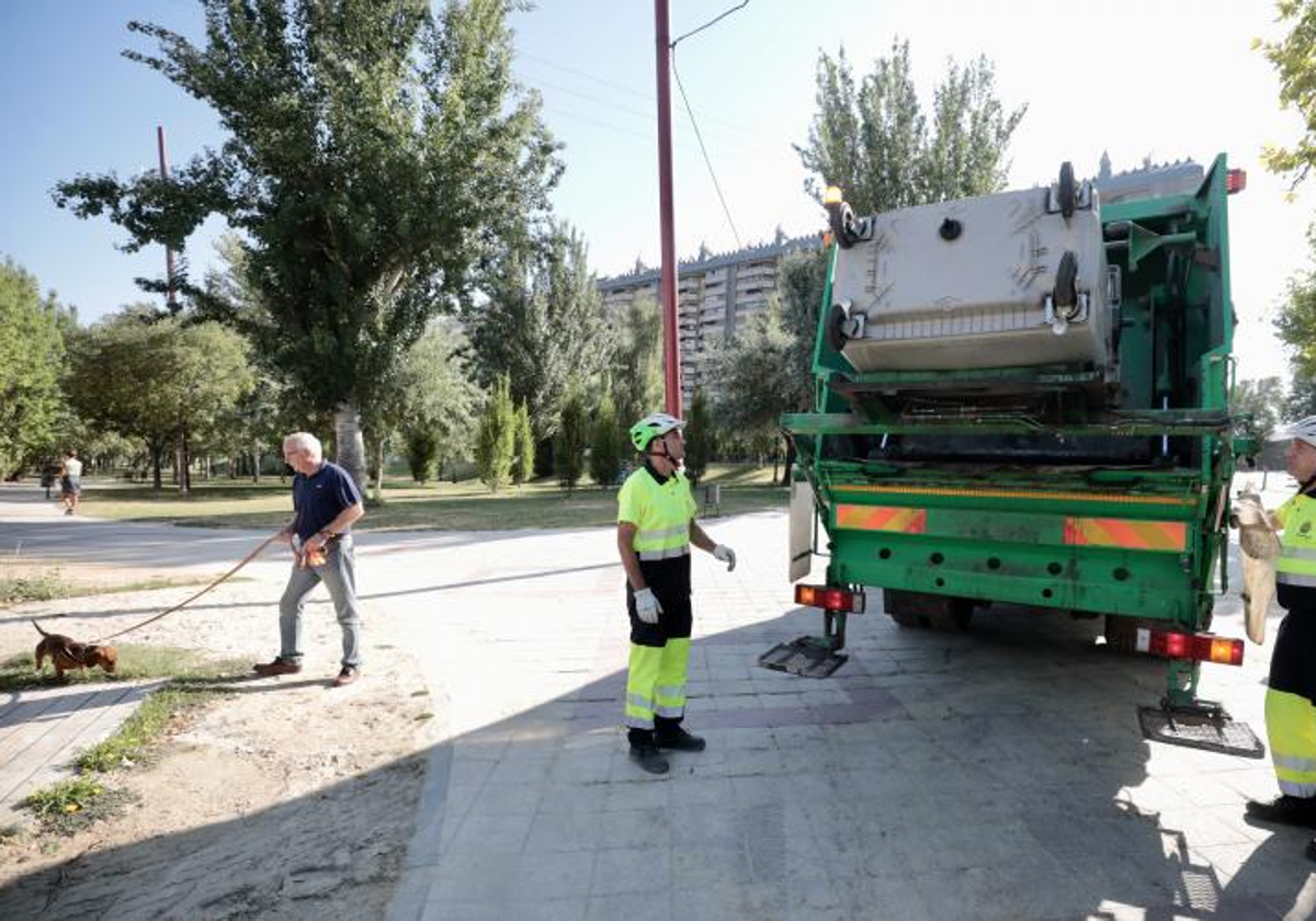 Efectivos recogen, con el camión, basura