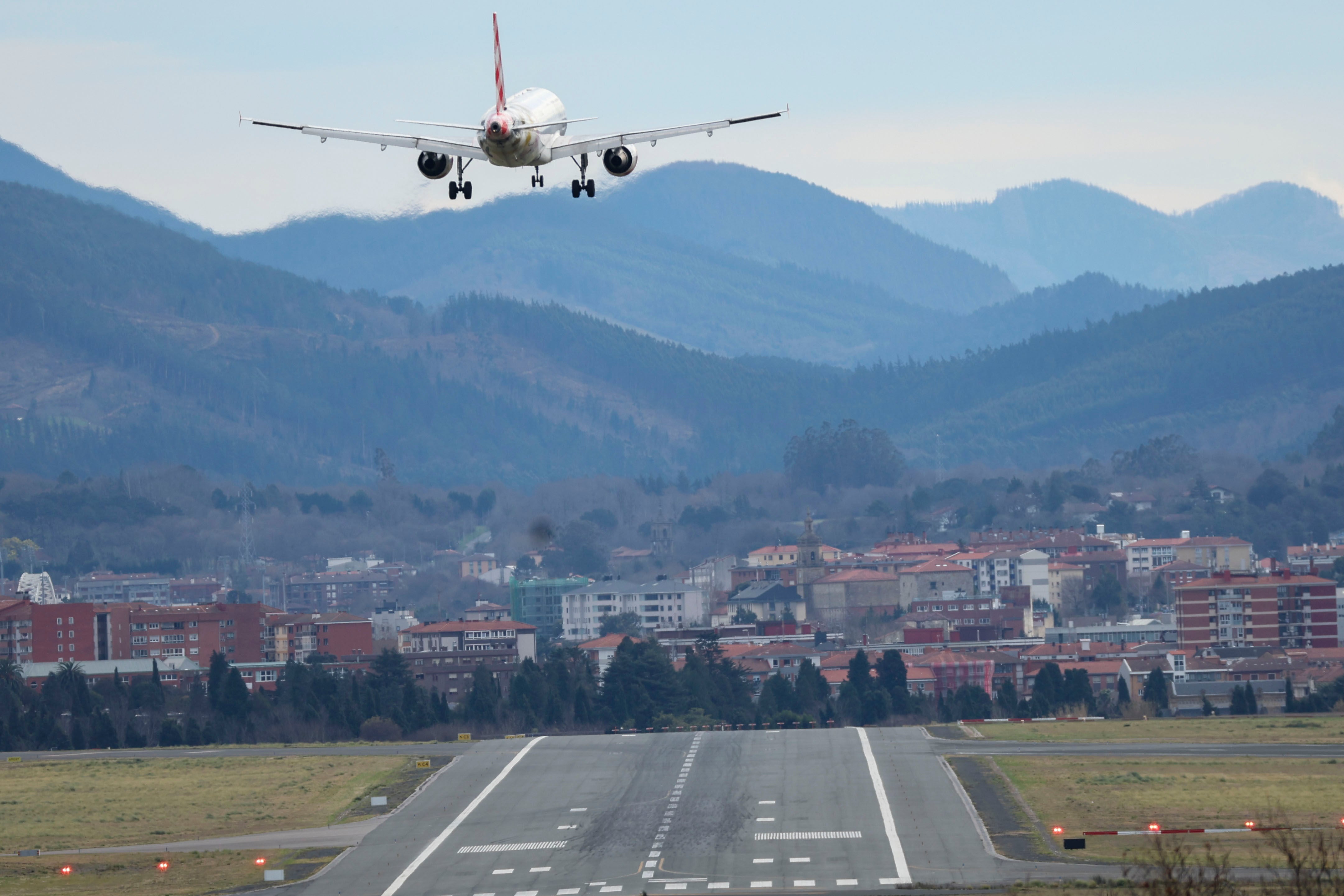 Avión aterrizando en uno de los aeropuertos de Aena.