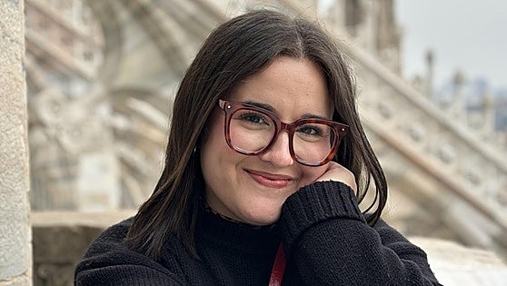 Regina nació con un muñón y lo enseña «para visibilizar las extremidades diferentes»