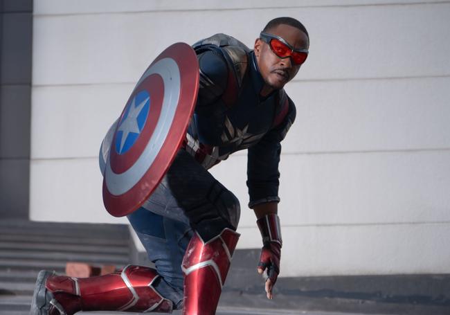 Anthony Mackie como el Capitán América.