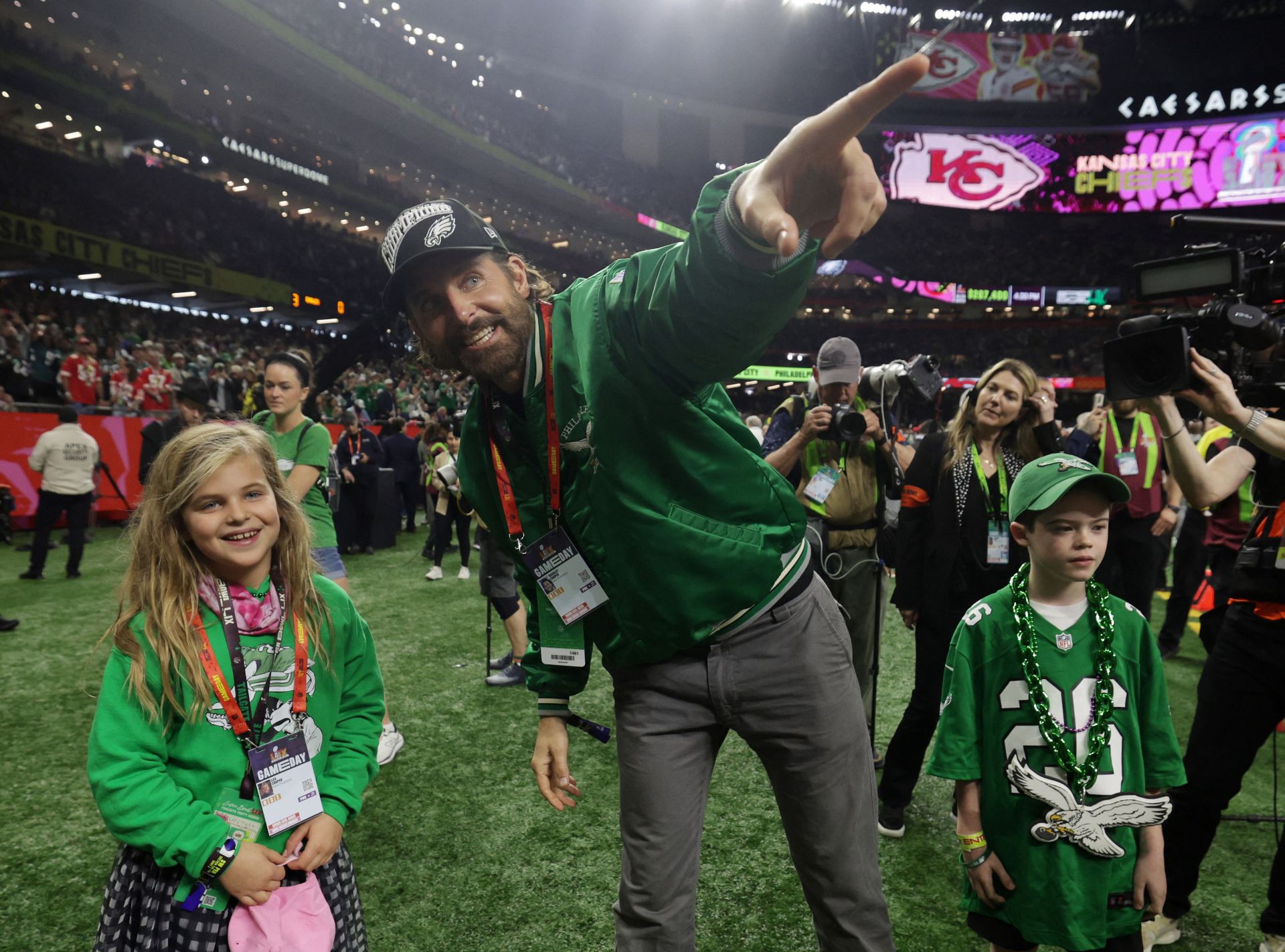 El actor Bradley Cooper, junto a su hija, en el estadio antes del inicio de la Super Bowl que midió a los Philadelphia Eagles y los Kansas City Chiefs.