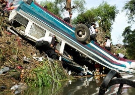 El autocar siniestrado bajo el puente de Belice en Ciudad de Guatemala.