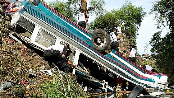 Más de 50 muertos al caer un autobús por un barranco en Guatemala