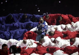 Kendrick Lamar, en un momento de su actuación al descanso de la Super Bowl.