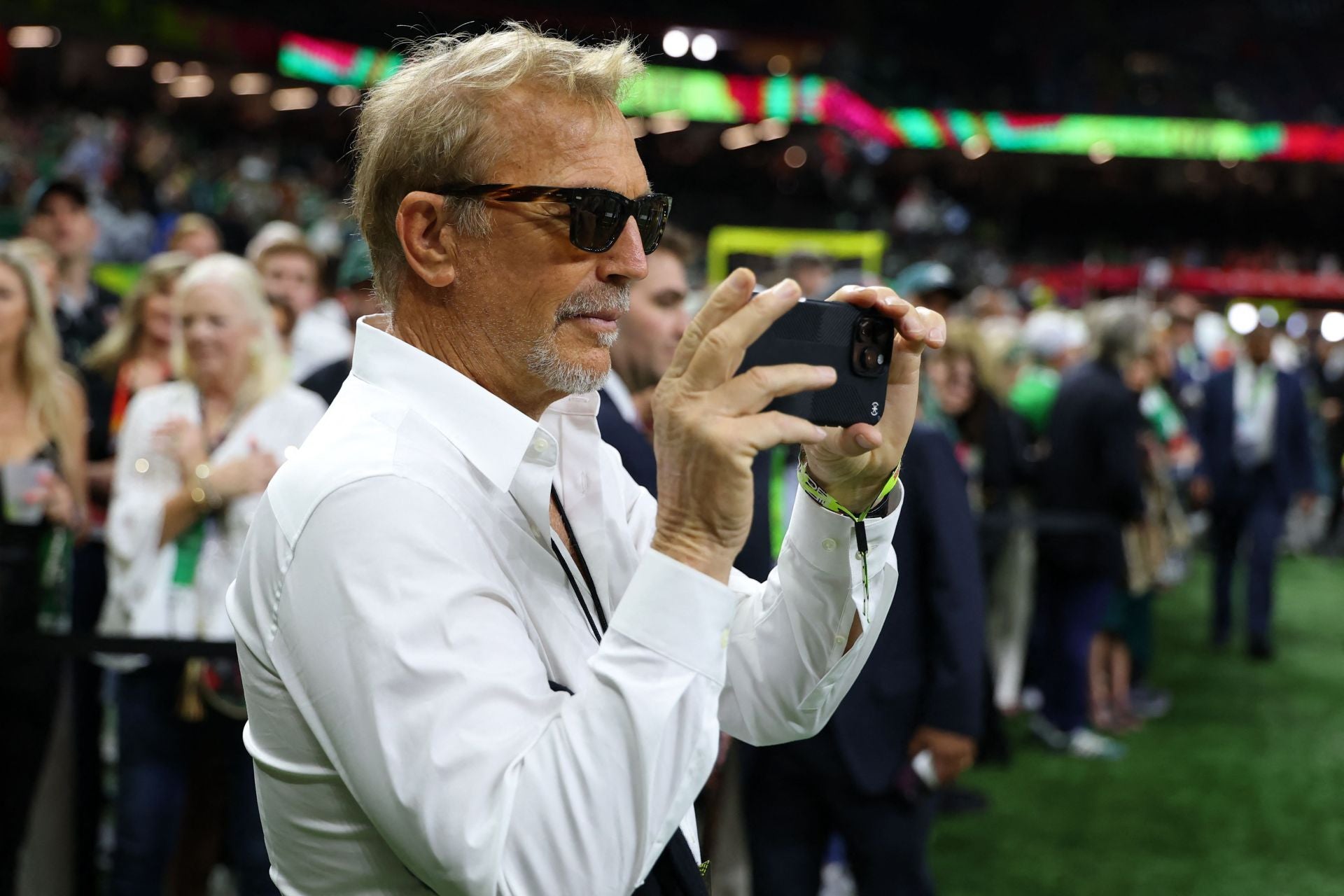 El actor Kevin Costner fue uno de los famosos que no se perdió ni un detalle de la Super Bowl.