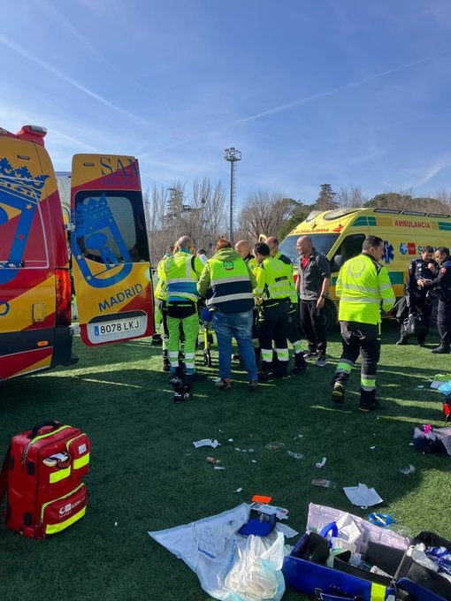 Un grupo de futbolistas salva la vida a un árbitro que sufrió un infarto durante el partido