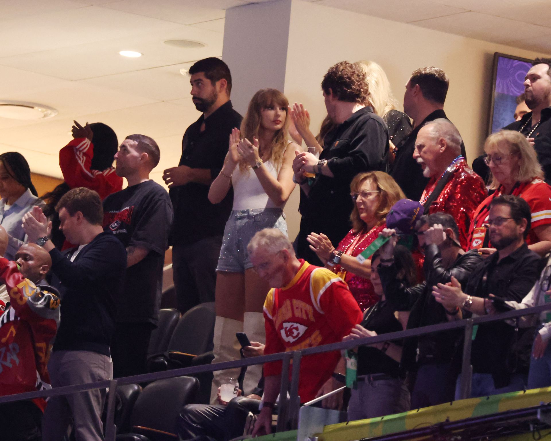 La cantante Taylor Swift, novia del tight end de los Kansas City Chiefs, Travis Kelce, sigue el partido desde uno de los palcos del Caesars Superdome de Nueva Orleans.