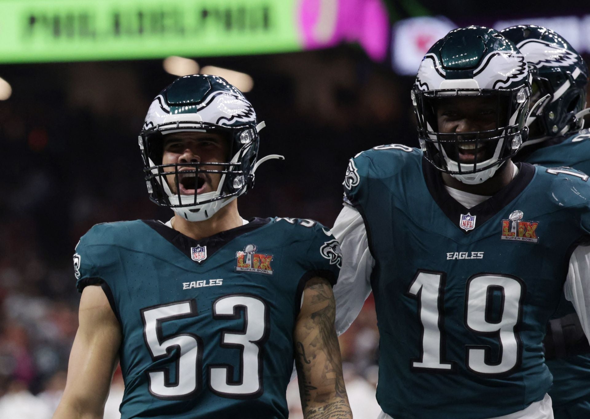 Zack Baun celebra con Josh Sweat el touchdown con el que los Philadelphia Eagles se marcharon al descanso dominando por 24-0 a los Kansas City Chiefs