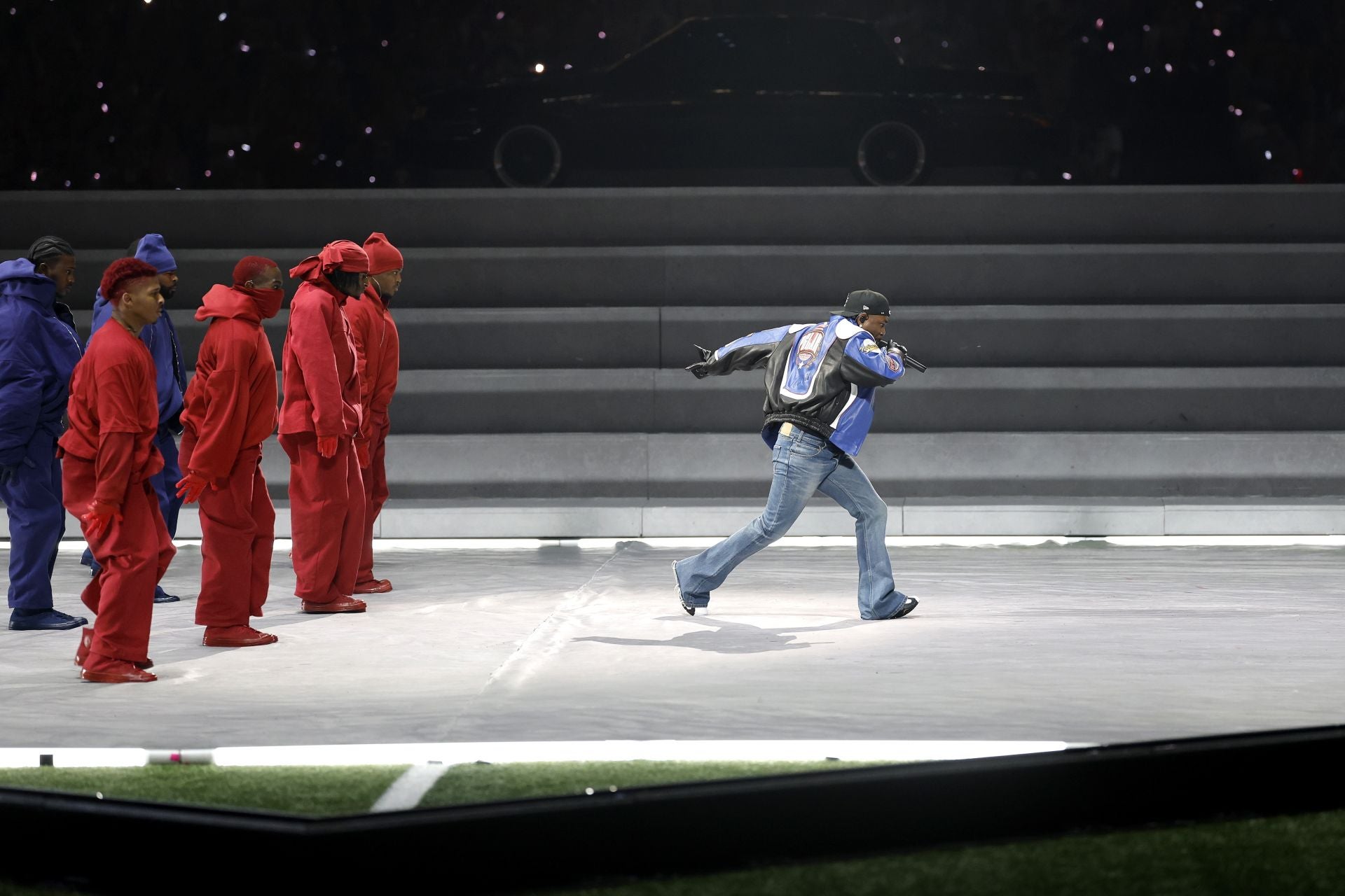 Otro momento de la estelar actuación al descanso de la Super Bowl que protagonizó Kendrick Lamar en el Caesars Superdome de Nueva Orleans.