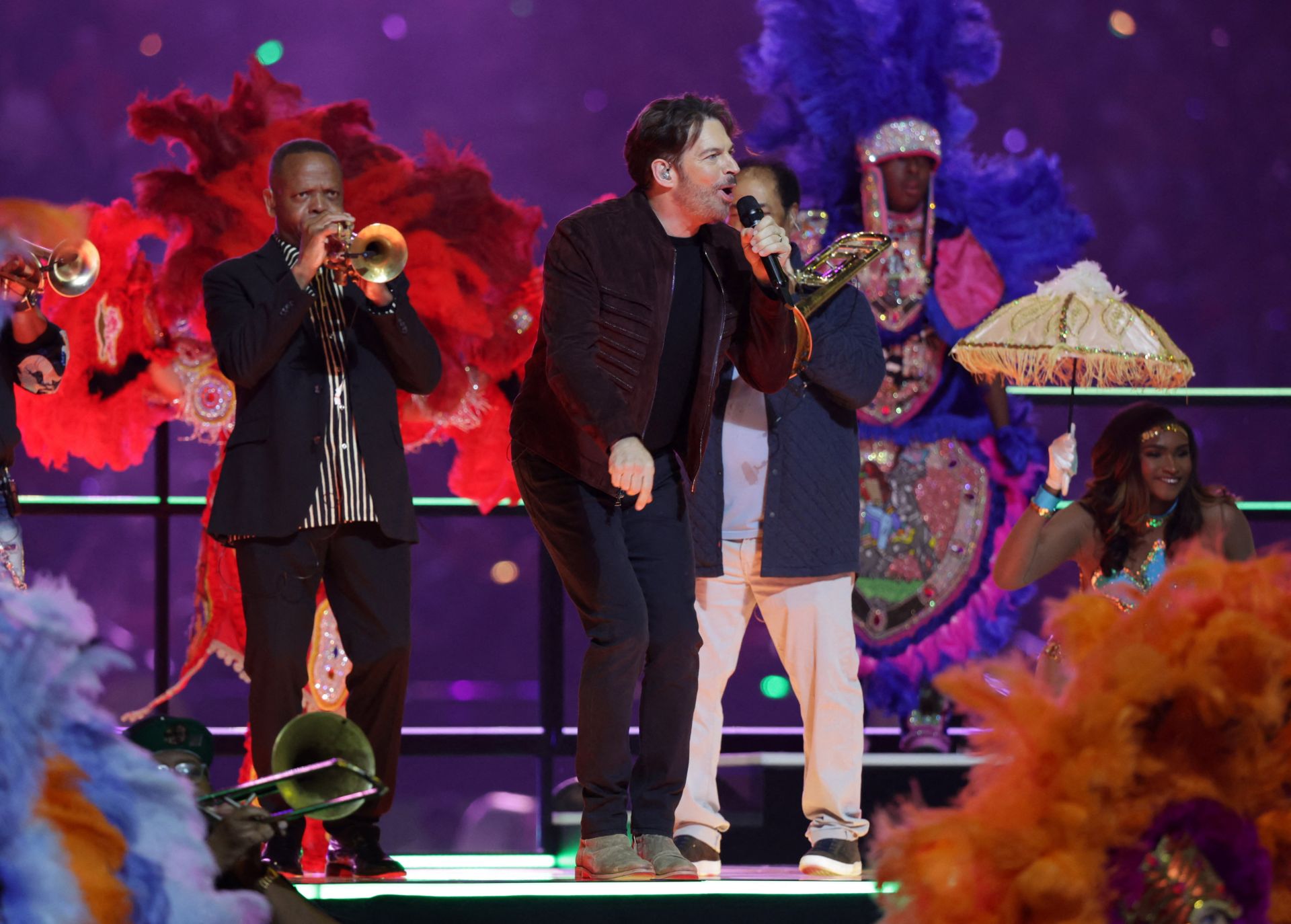 El cantante Harry Connick Jr. actúa antes del inicio de la Super Bowl que midió en Nueva Orleans a los Philadelphia Eagles y a los Kansas City Chiefs.