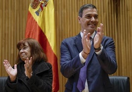 El presidente del Gobierno y secretario general del PSOE, Pedro Sánchez, y la presidenta del PSOE Cristina Narbona, durante la reunión de los grupos parlamentarios en el Congreso y el Senado