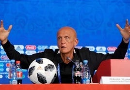 El presidente del Comité Arbitral de la FIFA, Pierluigi Collina, gesticula durante la rueda de prensa.