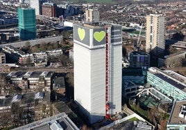 La torre Grenfell, en Londres, se encuentra ahora cubierta por andamios y paneles.