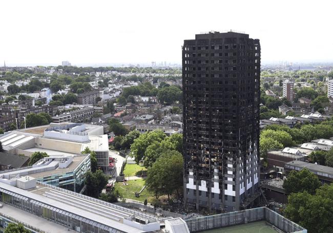 El edificio arrasado por el fuego.