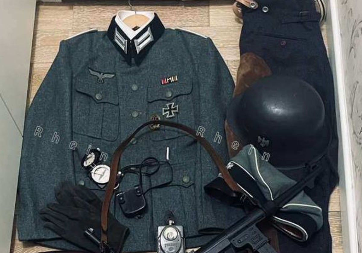 Fotografía de un uniforme nazi que acompañaba un comentario racista contra los niños de San Ildefonso.