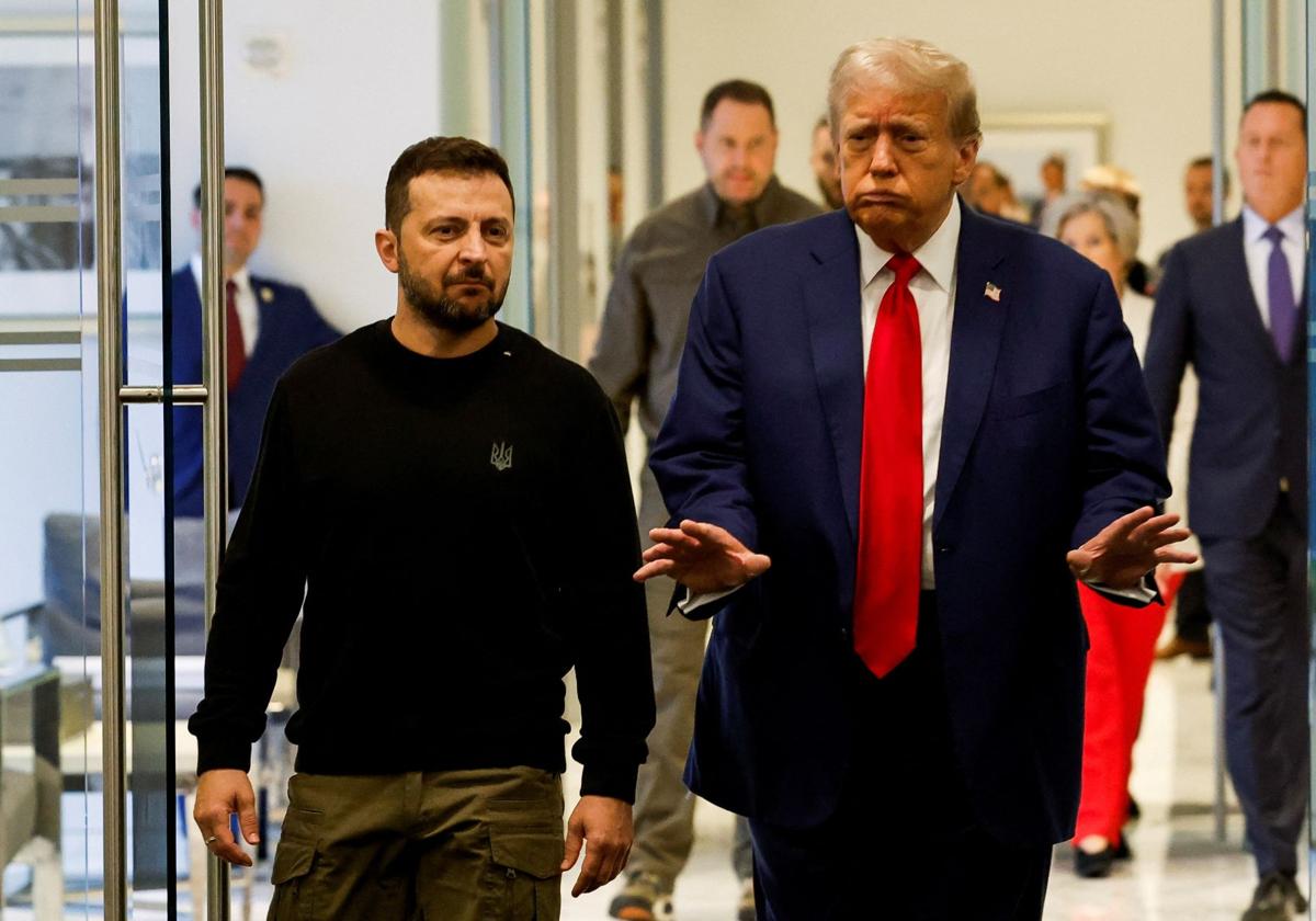 Zelenski, de uniforme, en un encuentro con Donald Trump en Nueva York.