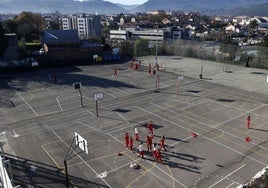 Foto de archivo de unas escolares que juegan a baloncesto en las canchas de un colegio.