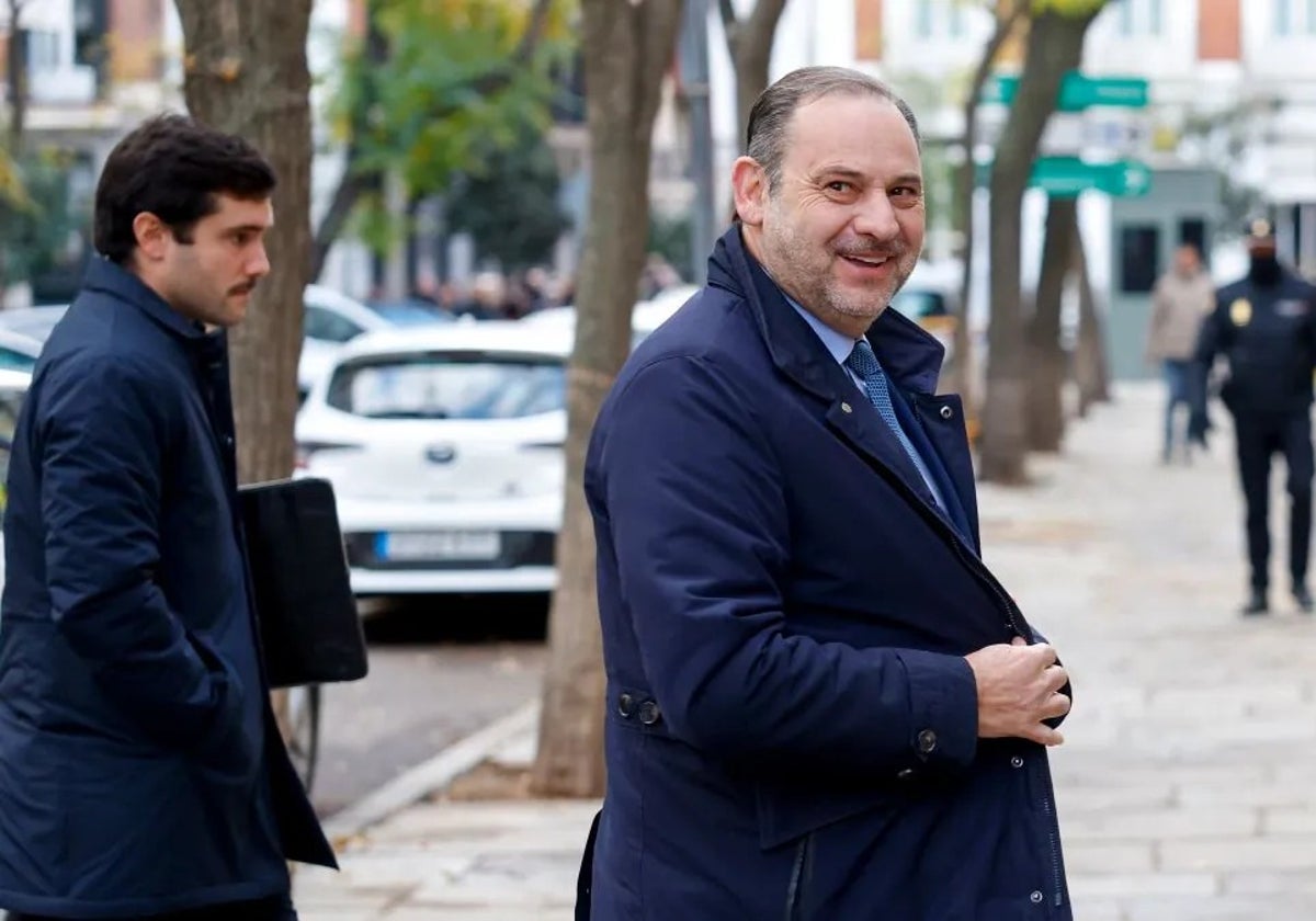 José Luis Ábalos en la entrada del Supremo