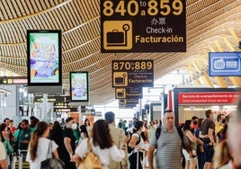 Pasajeros en el aeropuerto de Barajas.