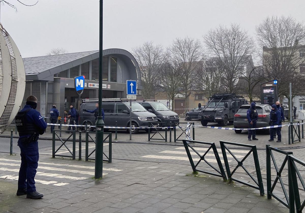 Dispositivo policial frente a la estación de metro de Clemenceau, en el barrio de Anderlecht, donde se produjeron dos tiroteos.