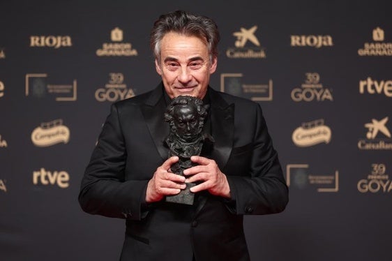 El actor Eduard Fernández posa tras recibir el Goya a Mejor actor protagonista