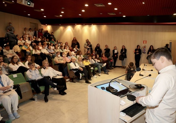 Ignacio, de 10 años, explica con sus palabras el dispositivo con el que le suministraban la quimio cuando estaba en tratamiento.