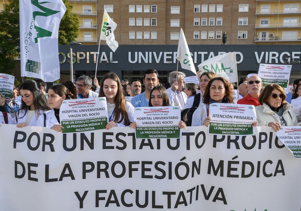 Protesta de los médicos contra la propuesta de nuevo Estatuto Marco en Sevilla.