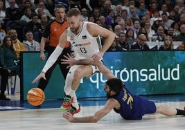 Dzanan Musa, en un acción ante Álex Abrines durante el clásico liguero de esta temporada.